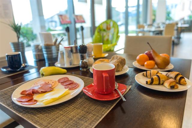 hotel-park-inn-sarvar-sv09-snidane.jpg