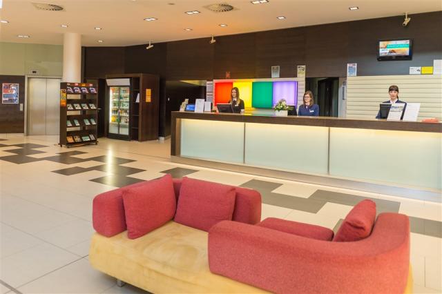 hotel-park-inn-sarvar-sv09-recepce-s-posezenim.jpg