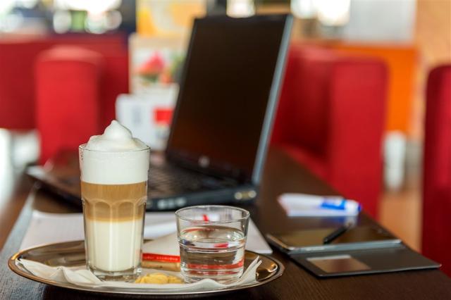 hotel-park-inn-sarvar-sv09-kava.jpg