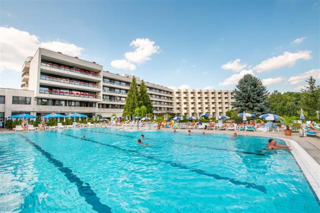 hotel-diamant- slovensko-dudince-venkovni-bazen.jpg