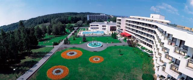 slovensko-dudince-hotel-diamant-panorama-letecky-pohled-na-hote
