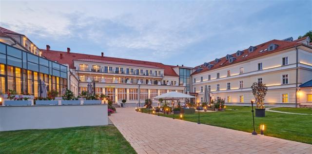 royal-palace-slovensko-turcianske-teplice-pohled-na-hotel.jpg