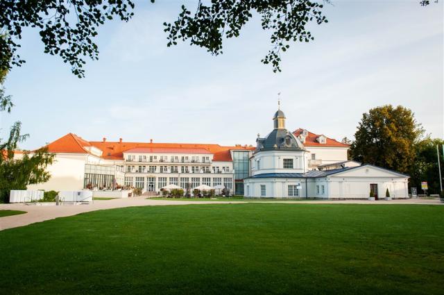 royal-palace-slovensko-turcianske-teplice-pohled-na-hotel (6).j
