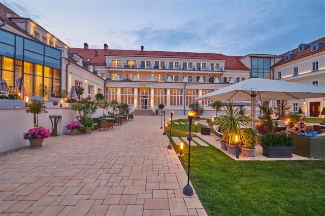 royal-palace-slovensko-turcianske-teplice-pohled-na-hotel (2).j