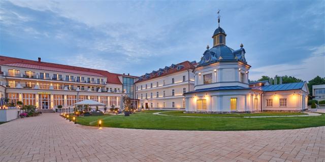 royal-palace-slovensko-turcianske-teplice-pohled-na-hotel (3).j