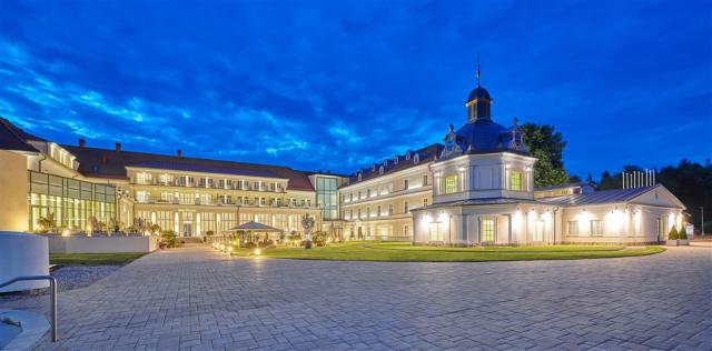 royal-palace-slovensko-turcianske-teplice-pohled-na-hotel (4).j