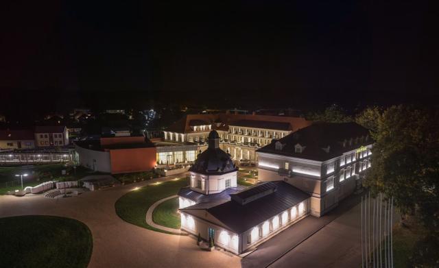royal-palace-slovensko-turcianske-teplice-celkovy-pohled-na-hot