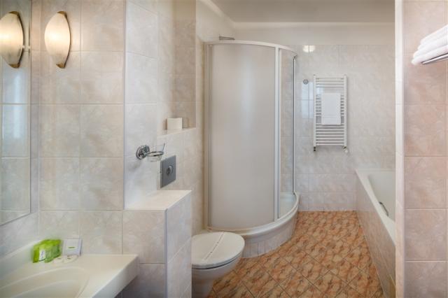 wellness-hotel-babylon-liberec-pokoj-koupelna.jpg