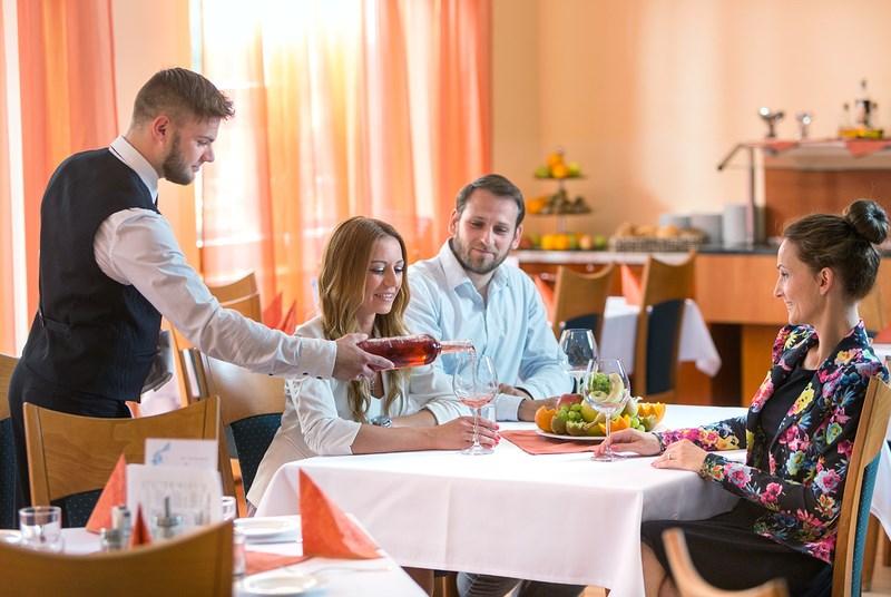 vila-antoaneta-restaurace.jpg