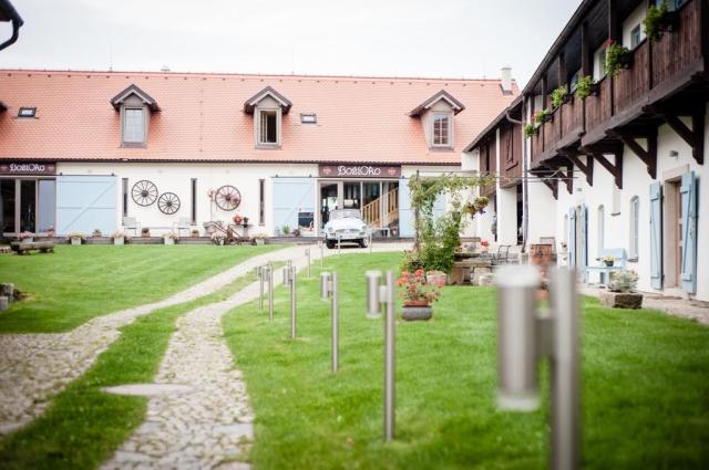 hotel-bozi-oko-male-chrastany-dvur.jpg