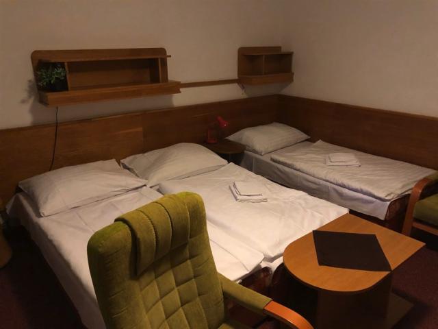 hotel-certuv-mlyn-spicak-ubytovani-trojluzkovy-pokoj.jpg