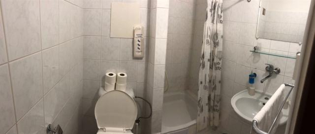 hotel-certuv-mlyn-spicak-ubytovani-koupelna.jpg