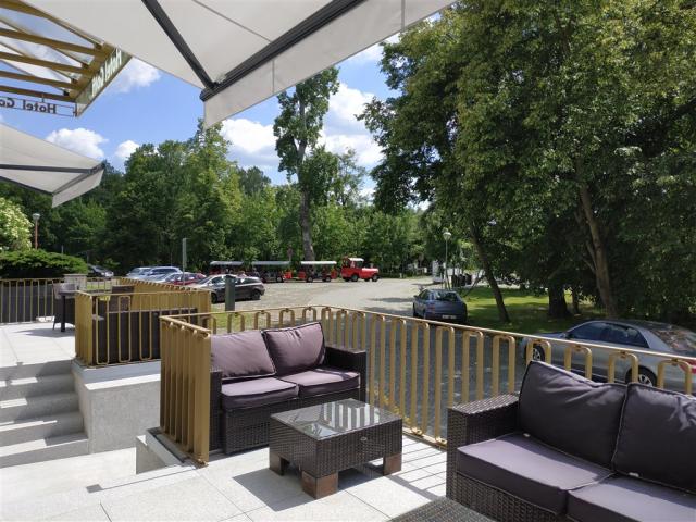 hotel-golfi-cesko-podebrady-parkovani-a-terasa.jpg