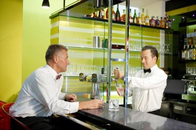 wellness-hotel-energetic-roznov-pod-radhostem-bar-foto.jpg