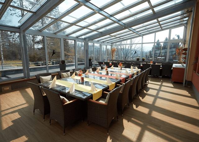 hotel-Energetic-Roznov-zimnizahrada_jidelna_3.png