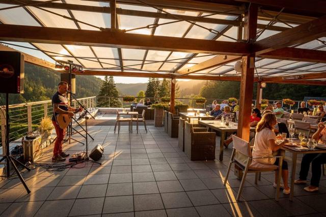 hotel-horal-ceska-republika-velke-karlovice-restaurace-terasa (