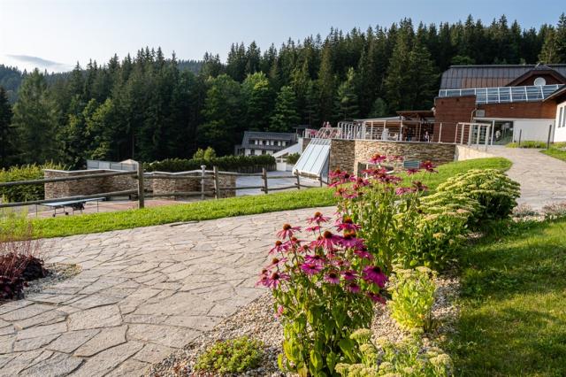 hotel-horal-ceska-republika-velke-karlovice-pohled-na-hotel-a-z