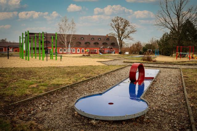 hotel-frankuv-dvur-jindrichuv-hradec-hriste-na-minigolf.jpg