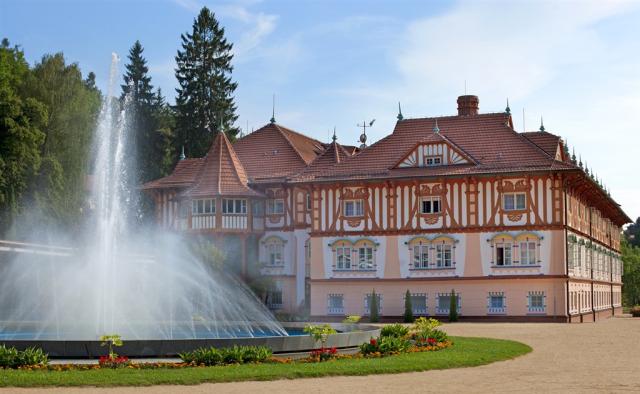 hotel-jurkovicuv-dum-ceska-republika-luhacovice-pohled-na-hotel