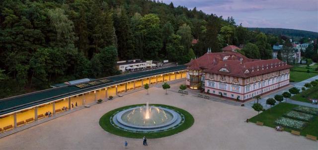hotel-jurkovicuv-dum-ceska-republika-luhacovice-pohled-na-hotel