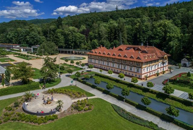 hotel-jurkovicuv-dum-ceska-republika-luhacovice-pohled-na-hotel