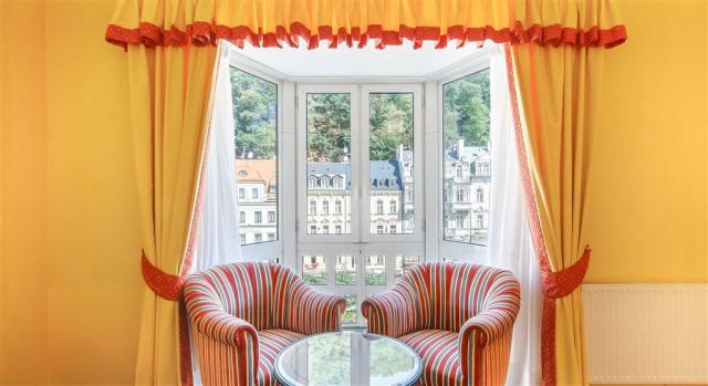 Spa-Hotel-Dvorak-Karlovy-Vary-Cesko-pokoj-deluxe (2).jpg