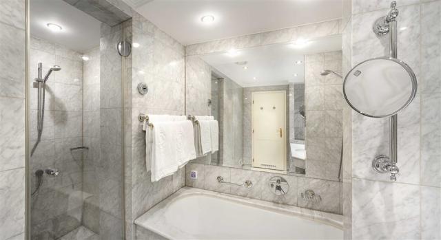 Spa-Hotel-Dvorak-Karlovy-Vary-Cesko-pokoj-deluxe (5).jpg