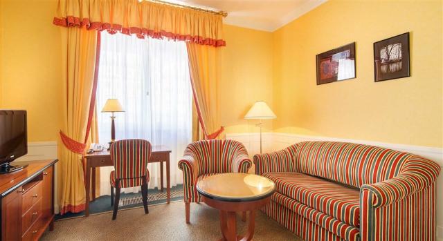 Spa-Hotel-Dvorak-Karlovy-Vary-Cesko-pokoj-suite (2).jpg