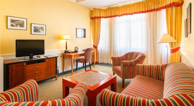 Spa-Hotel-Dvorak-Karlovy-Vary-Cesko-pokoj-suite (6).jpg