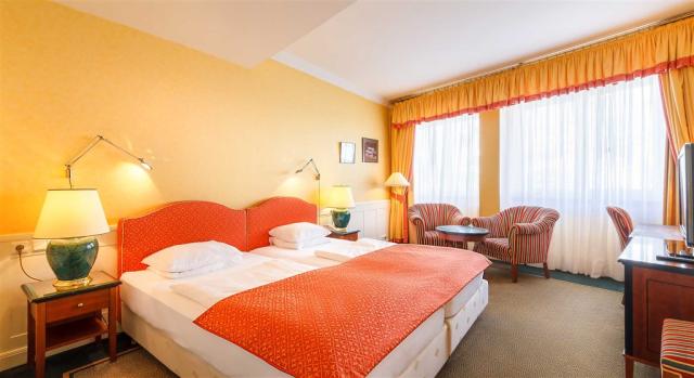 Spa-Hotel-Dvorak-Karlovy-Vary-Cesko-pokoj-suite.jpg