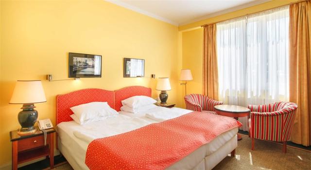 Spa-Hotel-Dvorak-Karlovy-Vary-Cesko-pokoj-superior.jpg