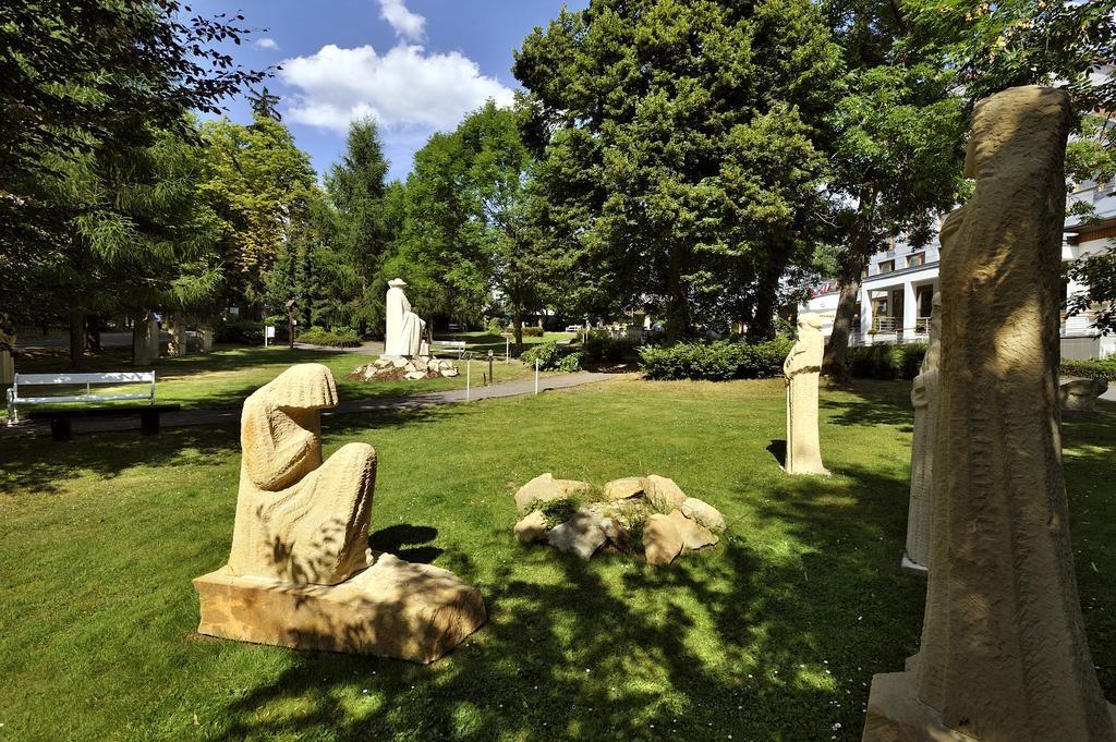 hotel-krakonos-marianske-lazne-zahrada-sochy 2.jpg