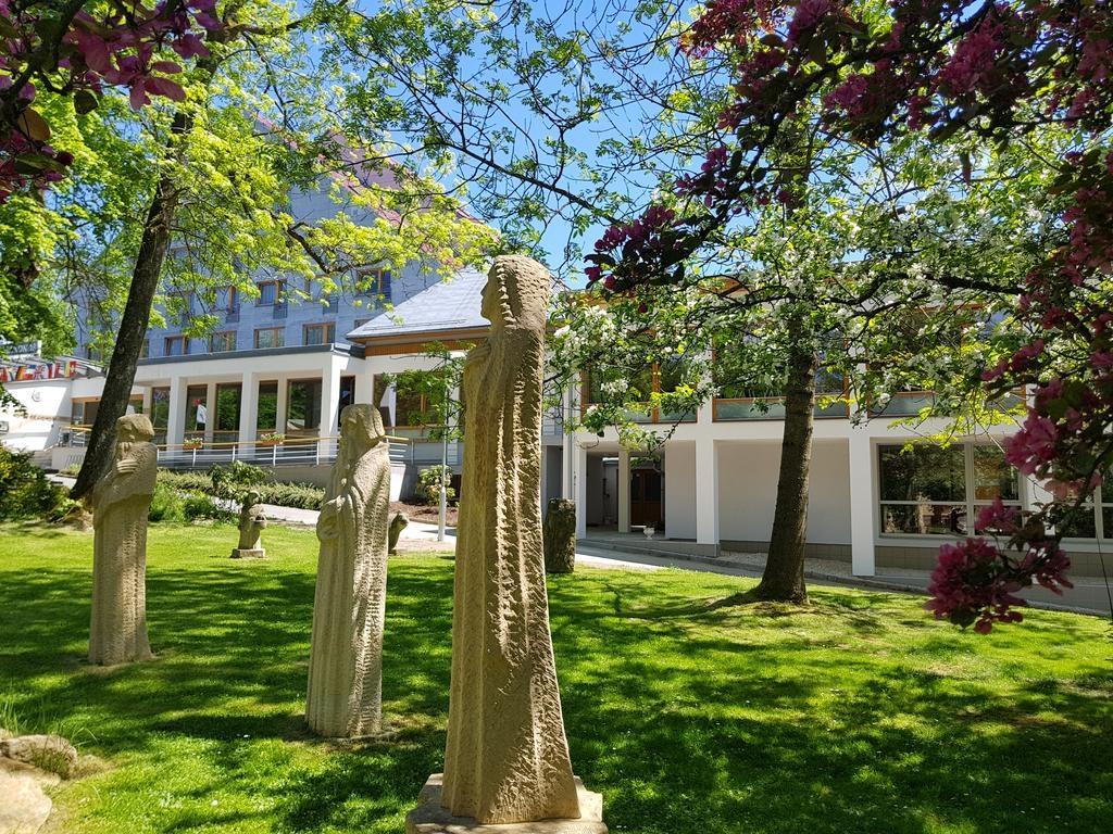 hotel-krakonos-marianske-lazne-zahrada-sochy.jpg