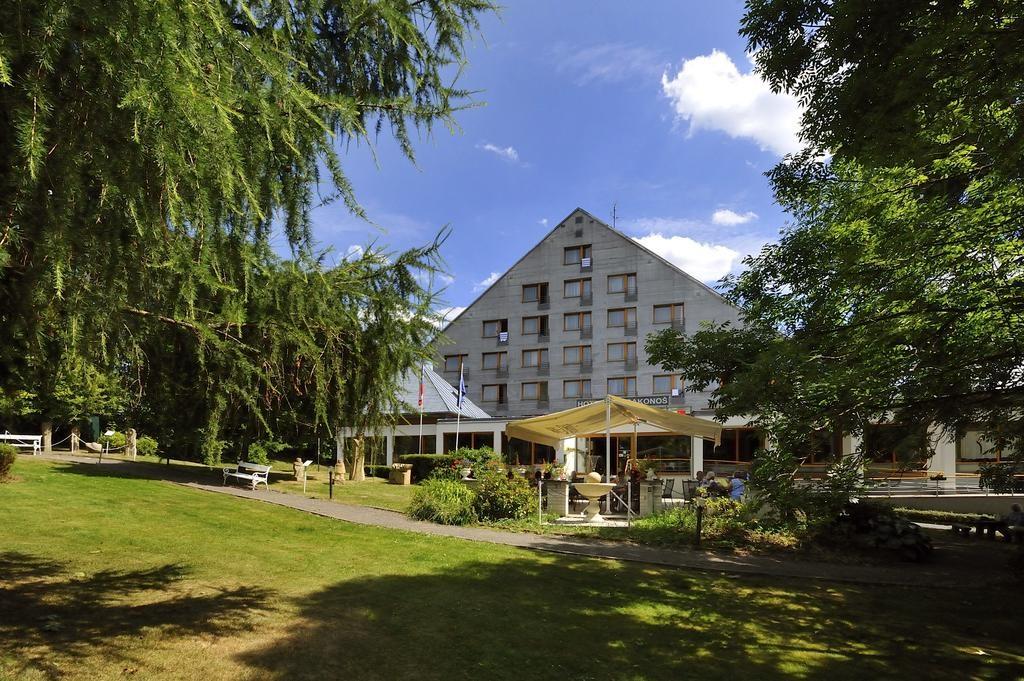 hotel-krakonos-marianske-lazne-venkovni-pohled-na-hotel.jpg