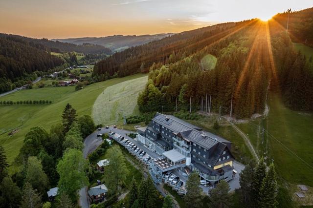 hotel-lanterna-ceska-republika-velke-karlovice-pohled-na-hotel 
