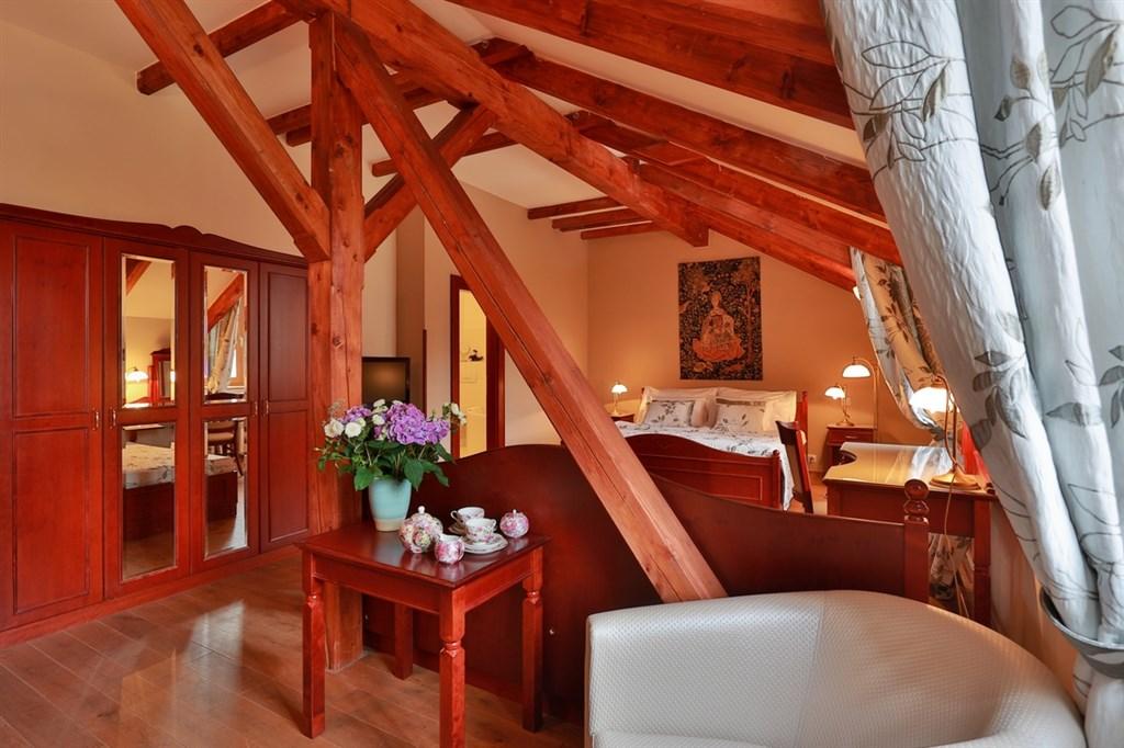 romanticky-hotel-mlyn-karlstejn-cesko-pokoj.png