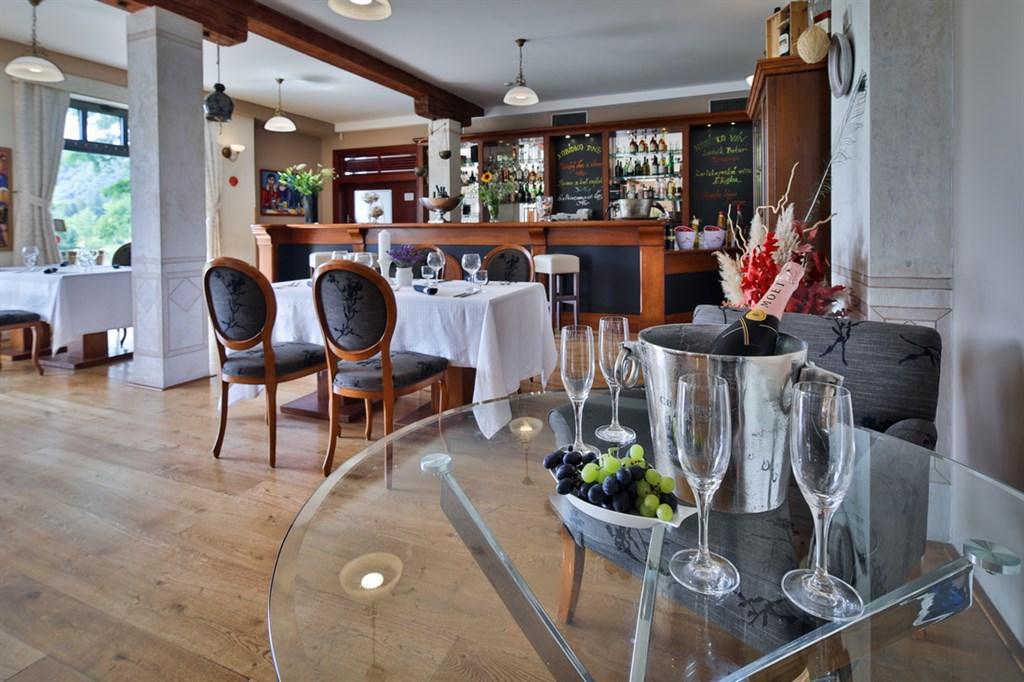 romanticky-hotel-mlyn-karlstejn-restaurace.png
