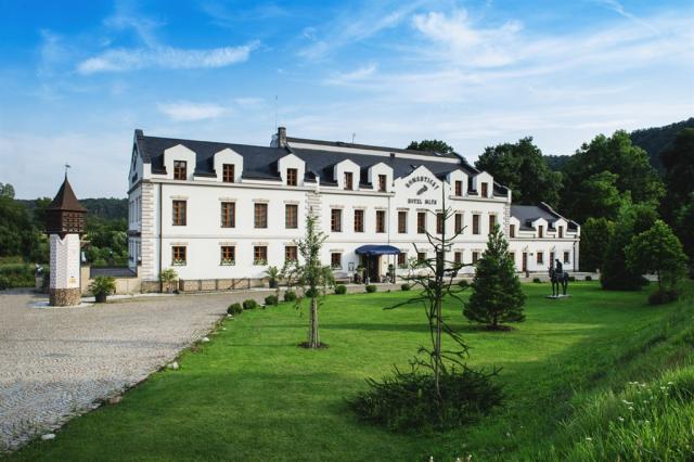 romanticky-hotel-mlyn-karlstein-pohled-na-hotel.jpg