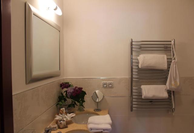 romanticky-hotel-mlyn-karlstejn-cesko-karlstejn-koupelna.jpg