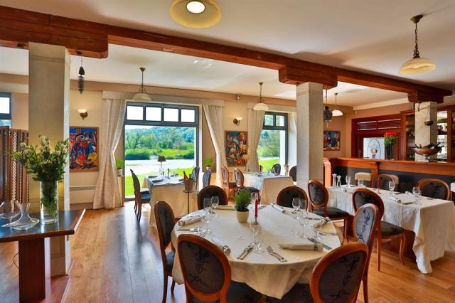 romanticky-hotel-mlyn-karlstejn-cesko-restaurace-3.png