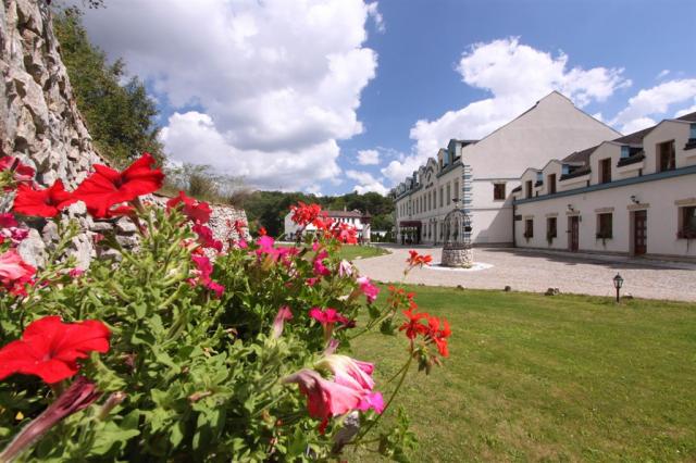 romanticky-hotel-mlyn-karlstejn-cesko-zahrada.png