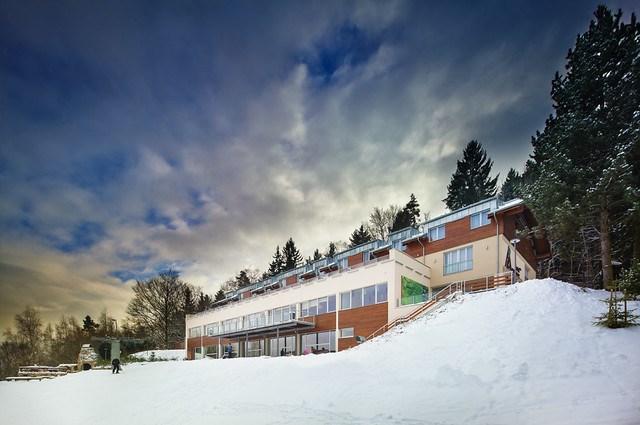 hotel-moninec-cesko-sedlec-zimni-pohled-na-hotel.jpg