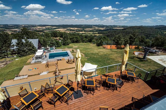 hotel-moninec-cesko-sedlec-pohled-na-bazen.jpg