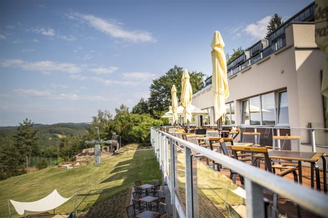 hotel-moninec-cesko-sedlec-letni-terasa.jpg