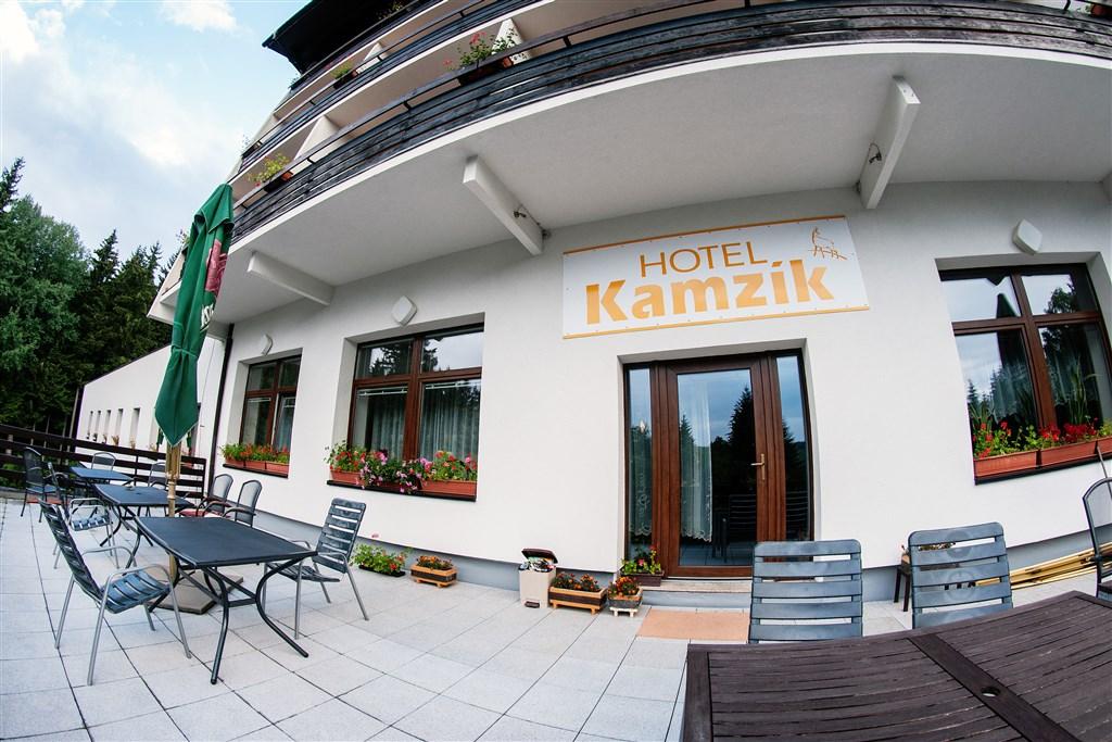 hotel-kamzik-ceska-republika-karlov-pod-pradedem-pohled-na-hote