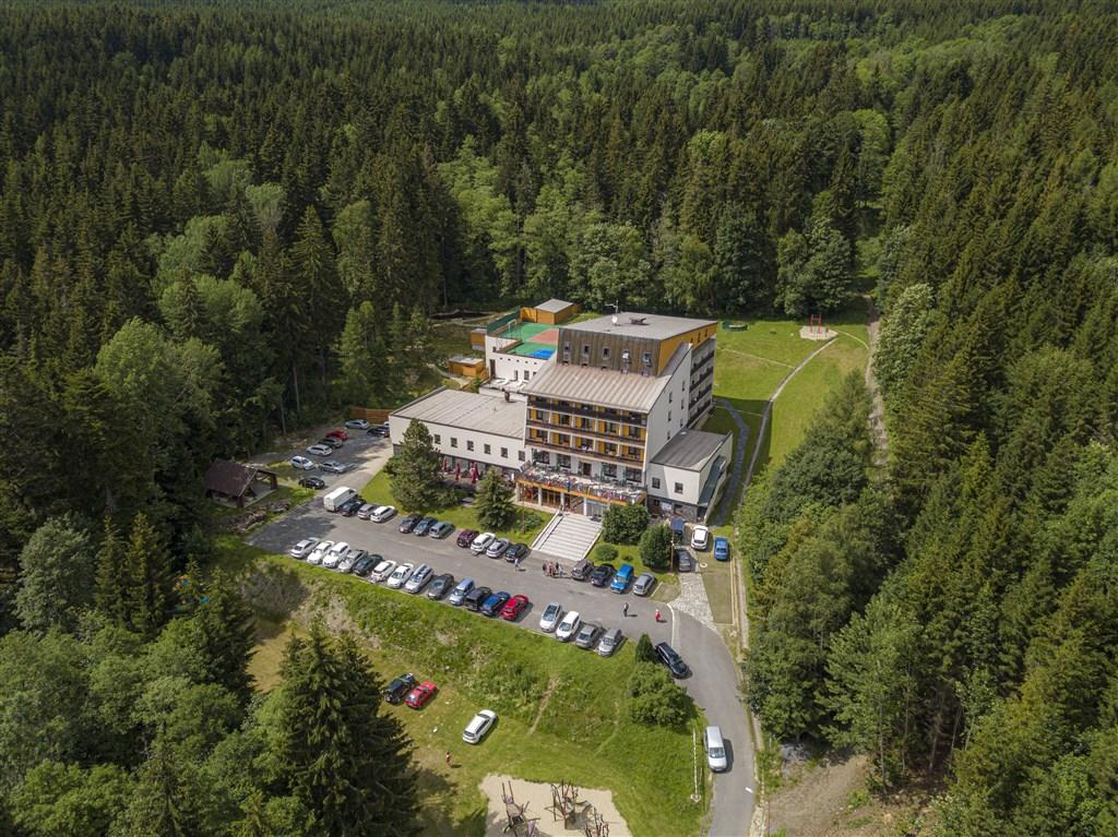 kamzik-cesko-karlov-pod-pradedem-pohled-na-hotel.jpg