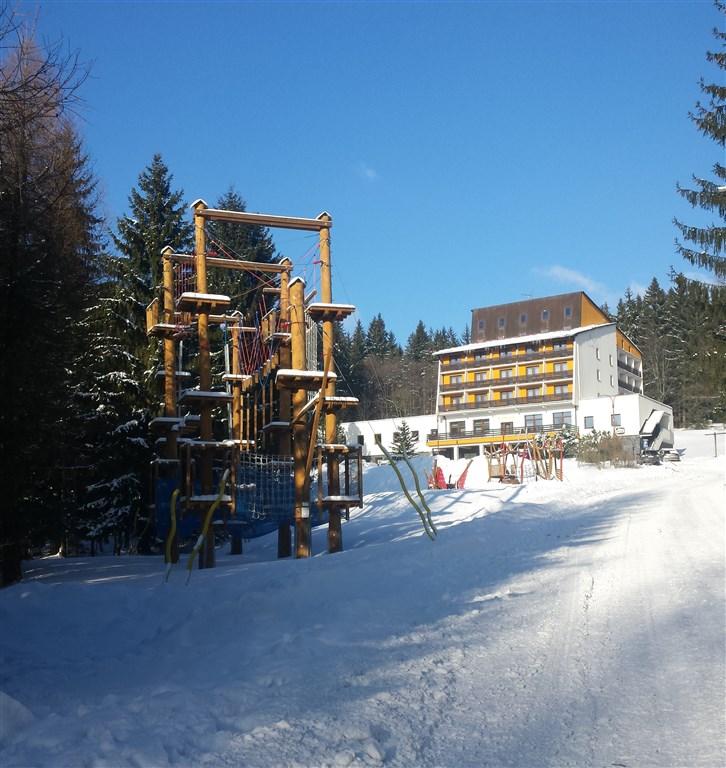 hotel-kamzik-ceska-republika-karlov-pod-pradedem-pohled-na-hote
