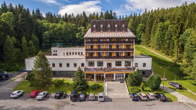 hotel-kamzik-ceska-republika-karlov-pod-pradedem-pohled-na-hote