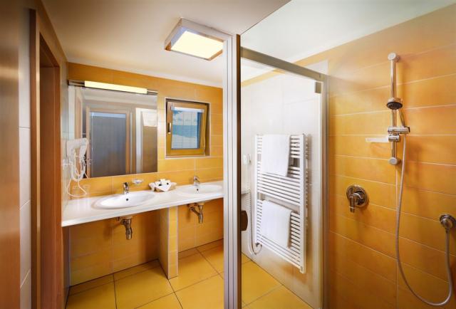 hotel-kaskada-cesko-brno-standard-pokoj.jpg