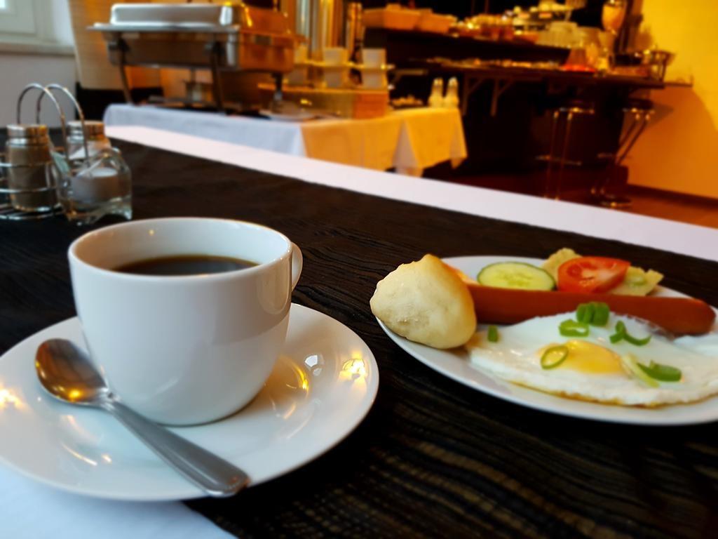 Hotel-marie-luisa-praha-strava-svedske-stoly1.jpg